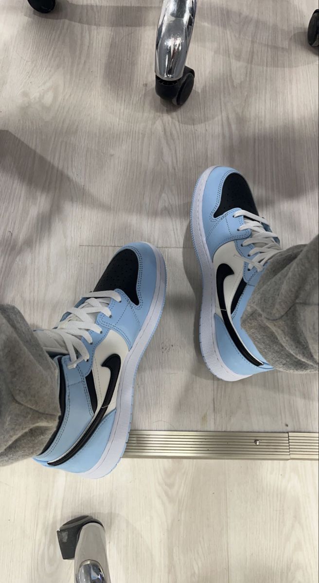 Jordan 1 Mid Ice Blue