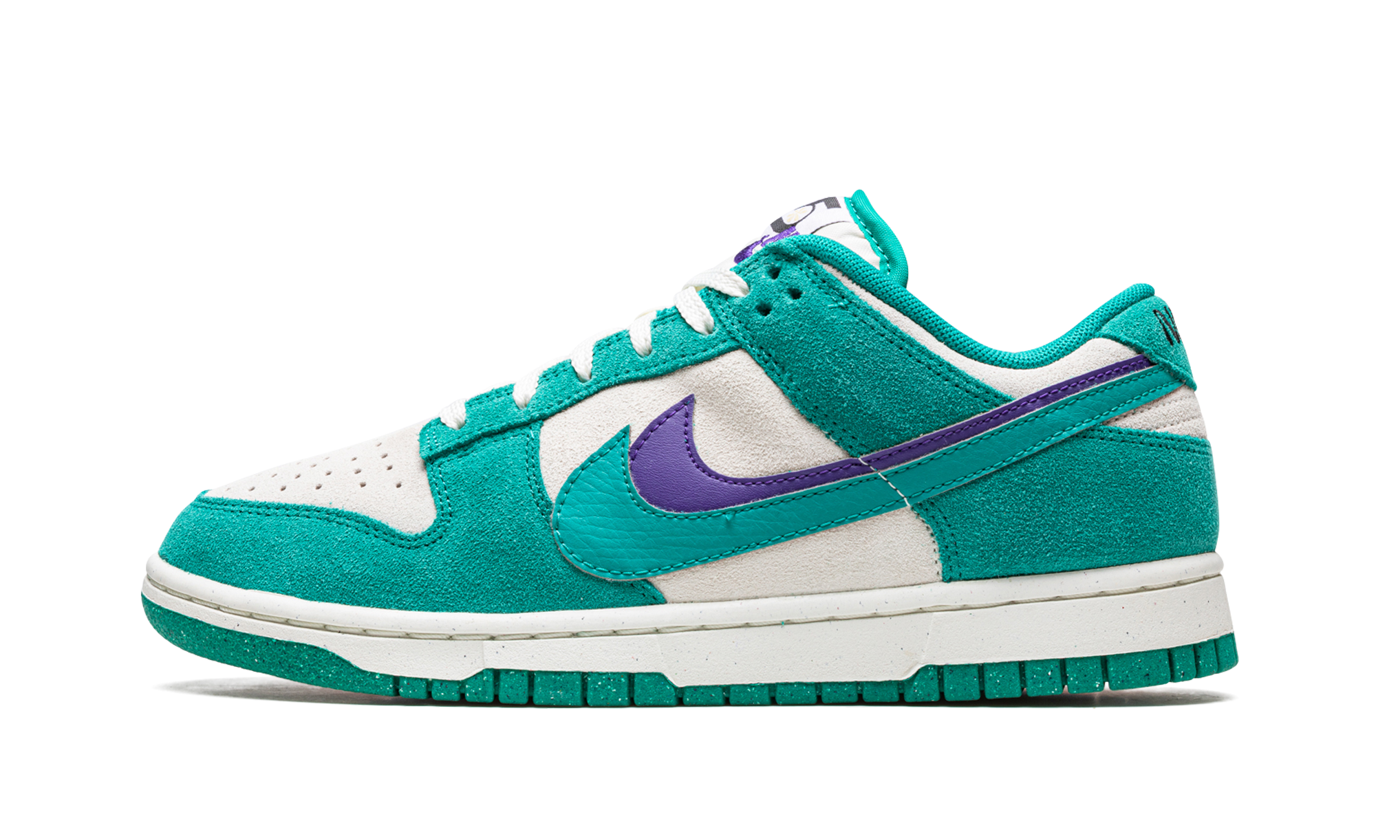 nike dunk low se 85 neptune green women s+DO9457-101+diagnol right view 1