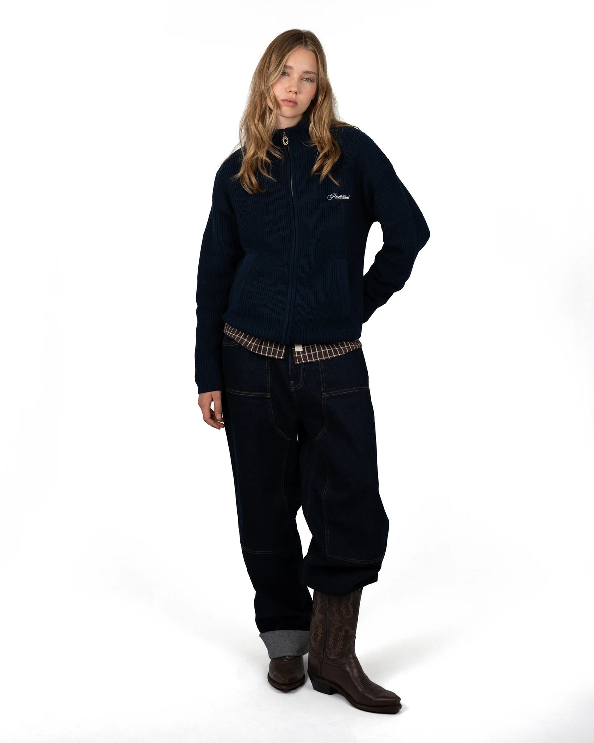 Prohibited Campus Knit Jacket Navy – gedragen door model