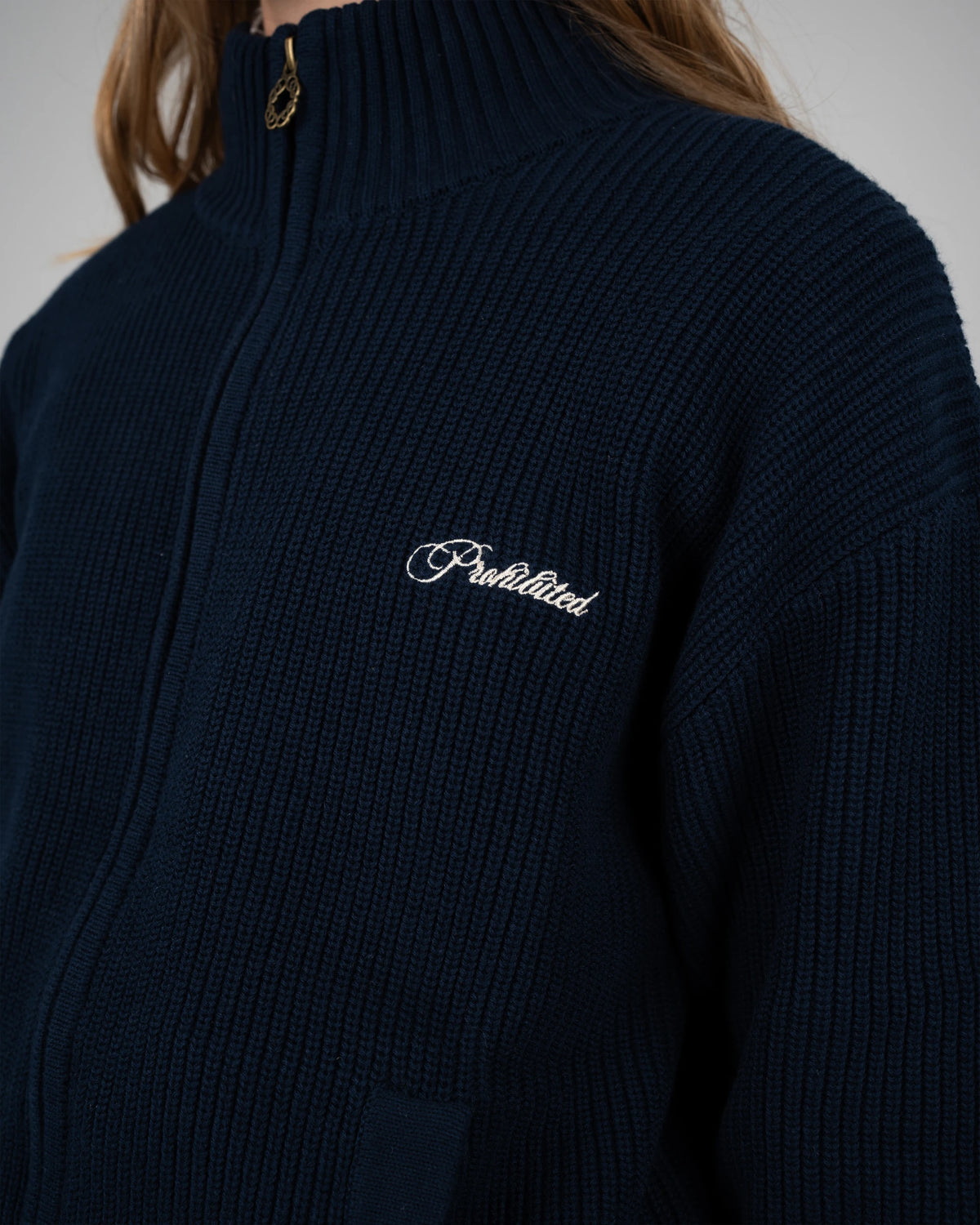 Prohibited Campus Knit Jacket Navy – gedragen door model