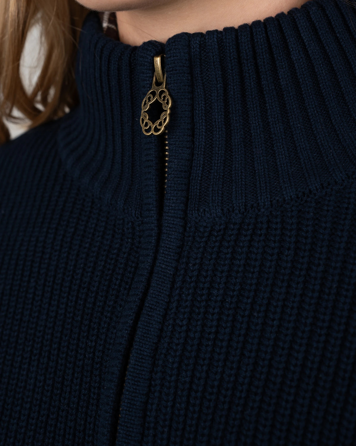 Prohibited Campus Knit Jacket Navy – gedragen door model