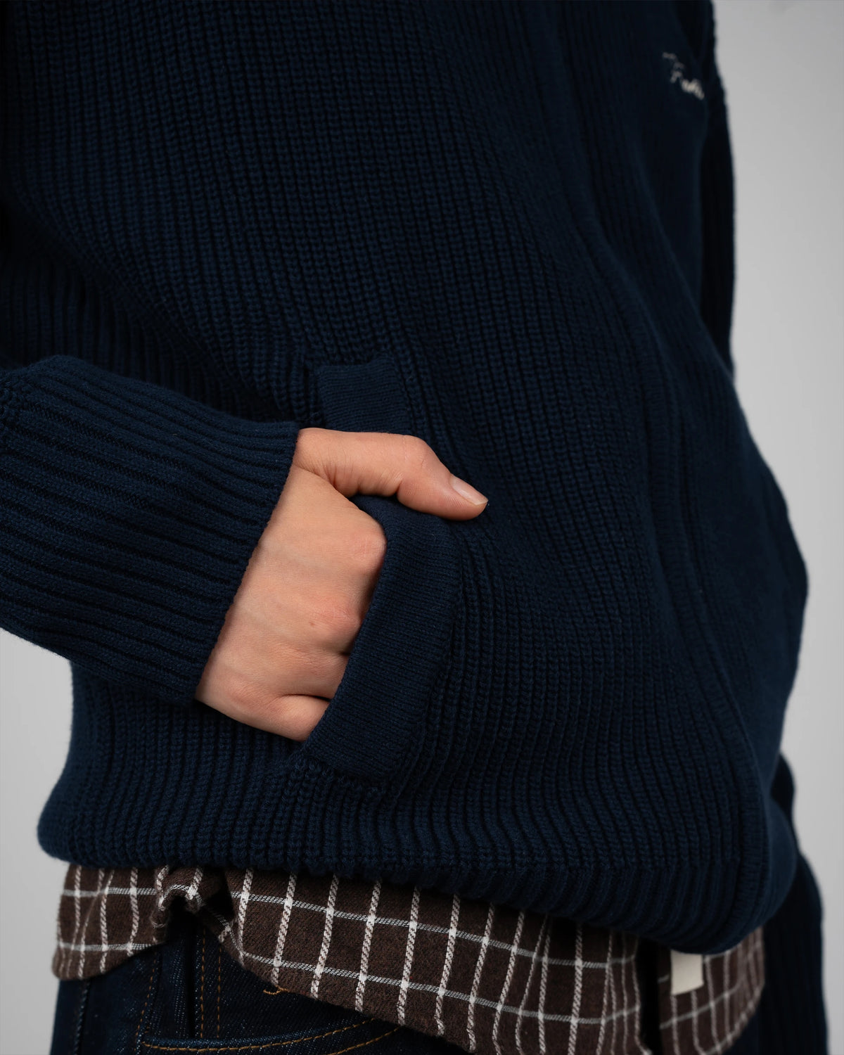Prohibited Campus Knit Jacket Navy – gedragen door model