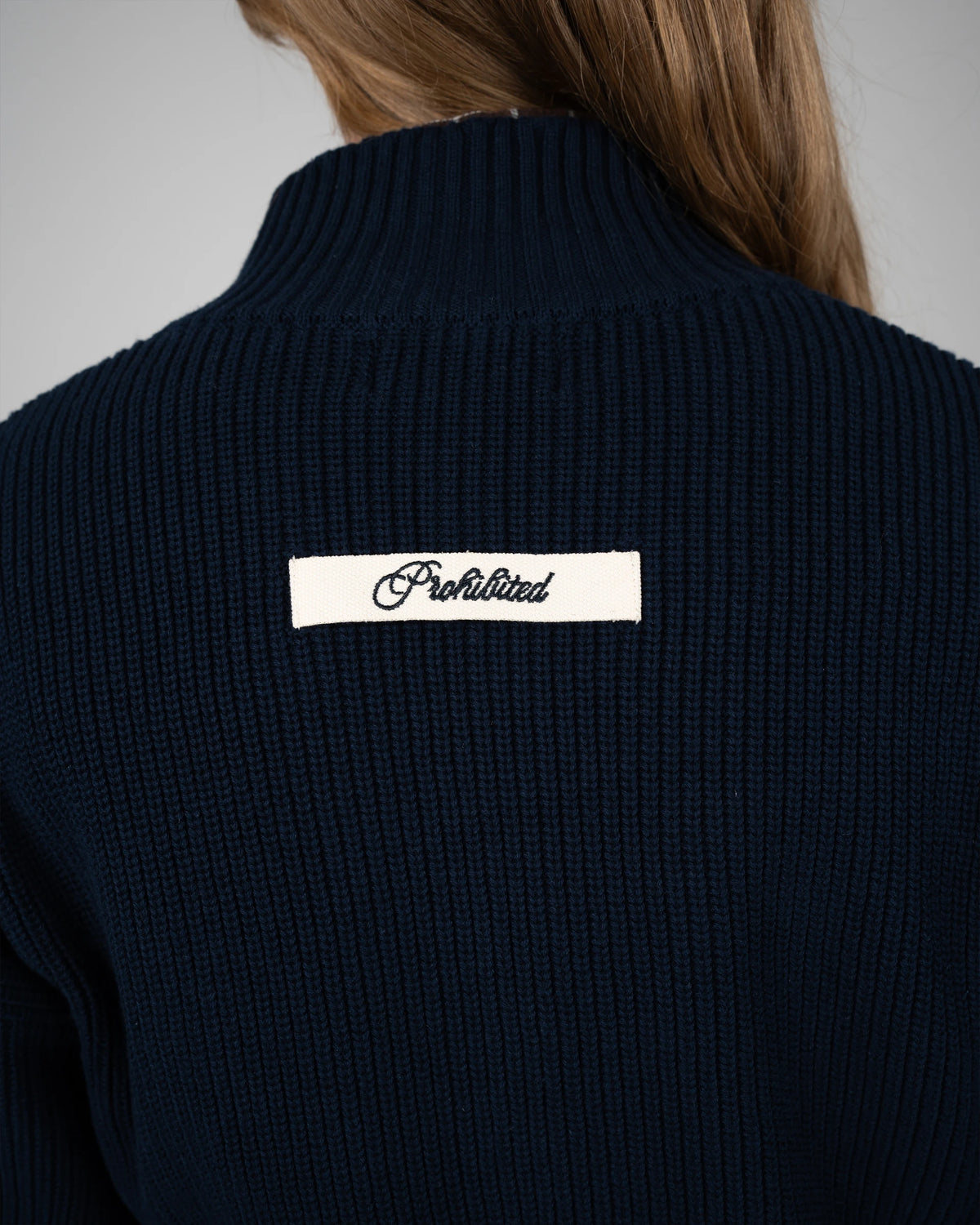 Prohibited Campus Knit Jacket Navy – gedragen door model