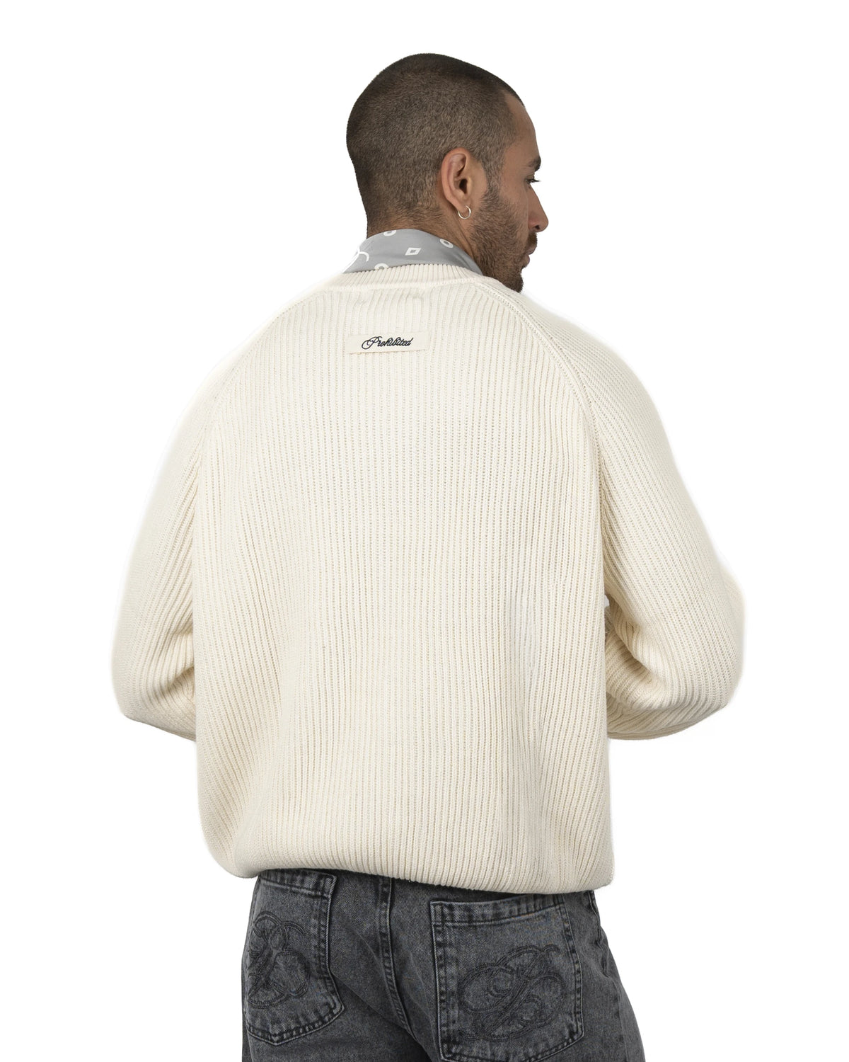 Prohibited Campus Knit Sweater Cream – gedragen door model
