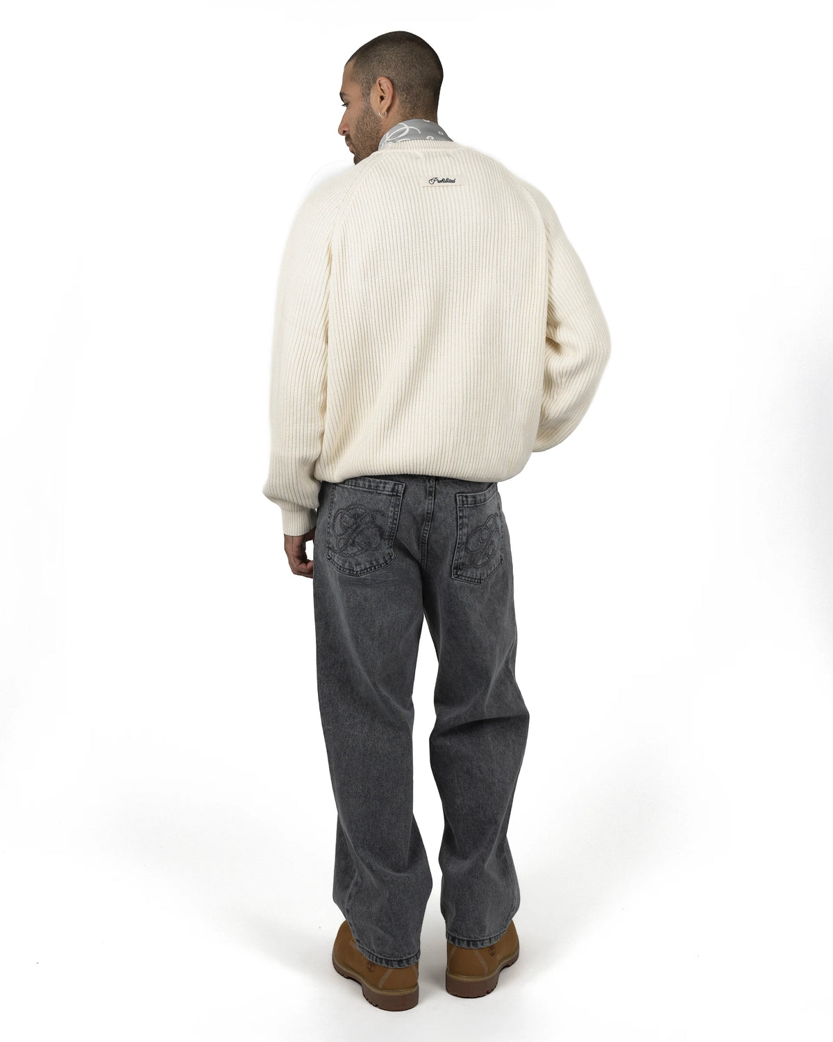 Prohibited Campus Knit Sweater Cream – gedragen door model