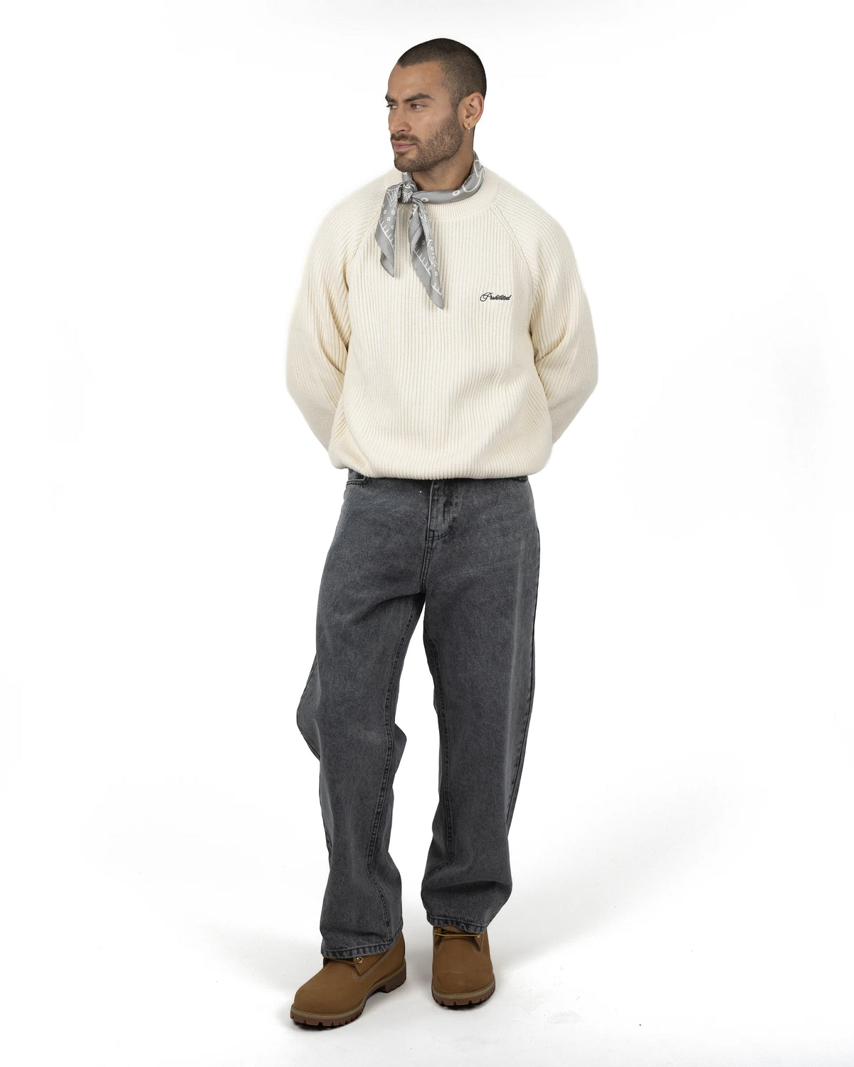 Prohibited Campus Knit Sweater Cream – gedragen door model