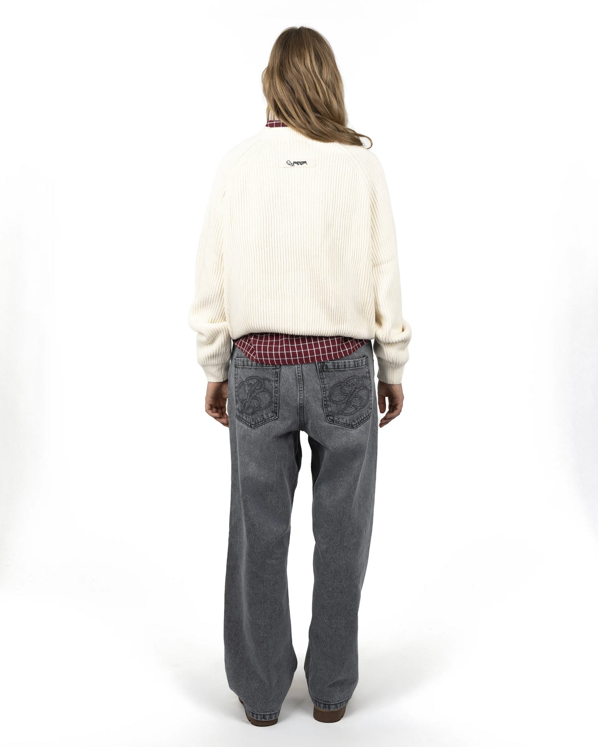 Prohibited Campus Knit Sweater Cream – gedragen door model