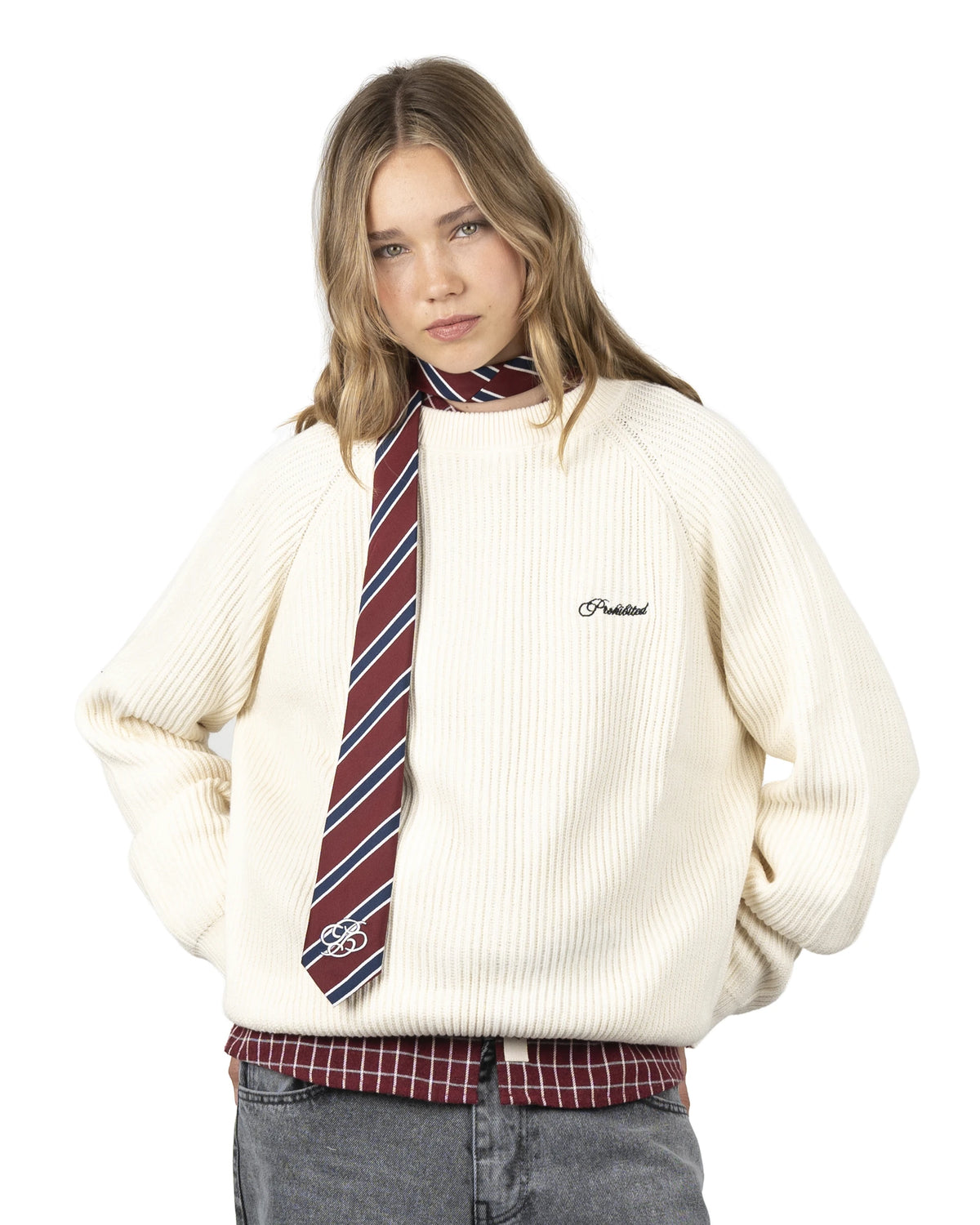 Prohibited Campus Knit Sweater Cream – gedragen door model