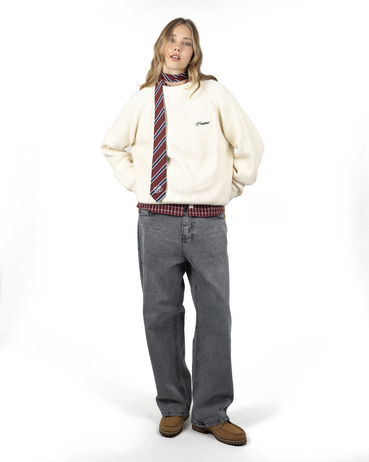 Prohibited Campus Knit Sweater Cream – gedragen door model