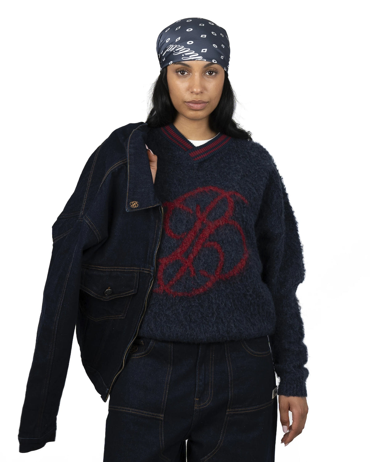 Prohibited Signature Scarf Navy – gedragen door model