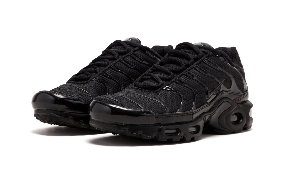 nike air max plus triple black+604133-050+diagnol left view