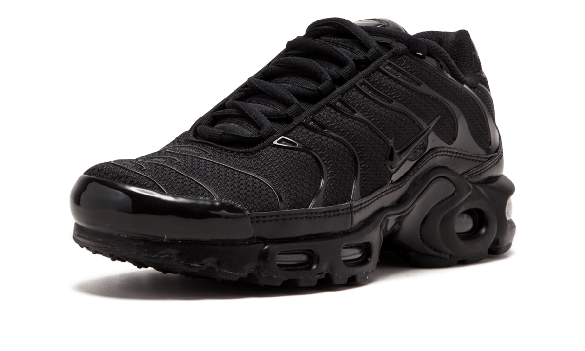 nike air max plus triple black+604133-050+left diagnol single view