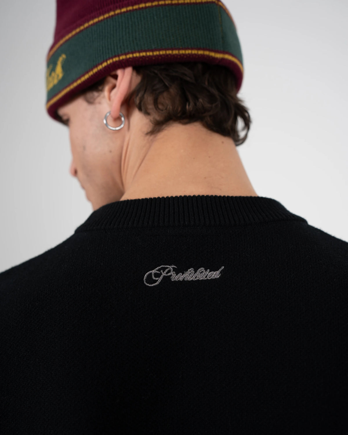 Prohibited Initial Knit Sweater Black – gedragen door model