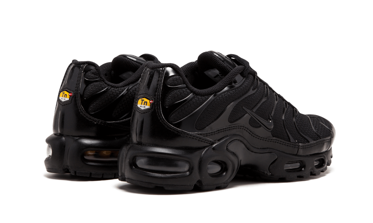 nike air max plus triple black+604133-050+diagnol right behind view