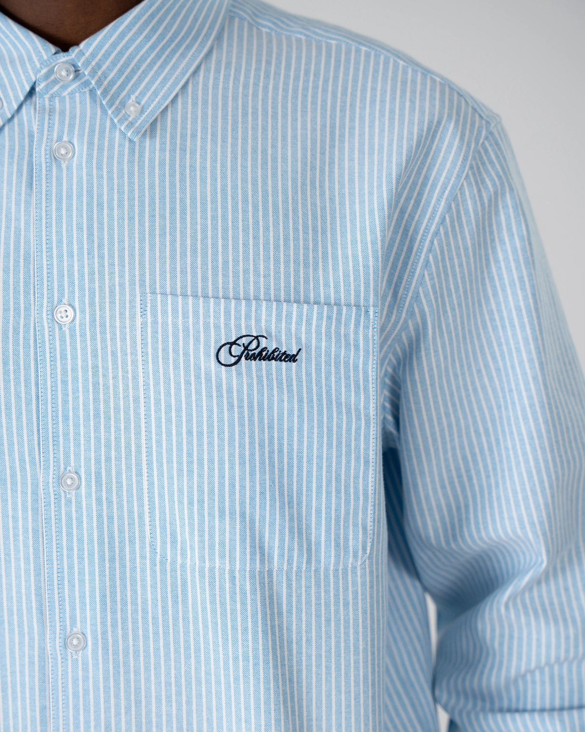 Prohibited The Oxford Button Down Shirt Blue – gedragen door model