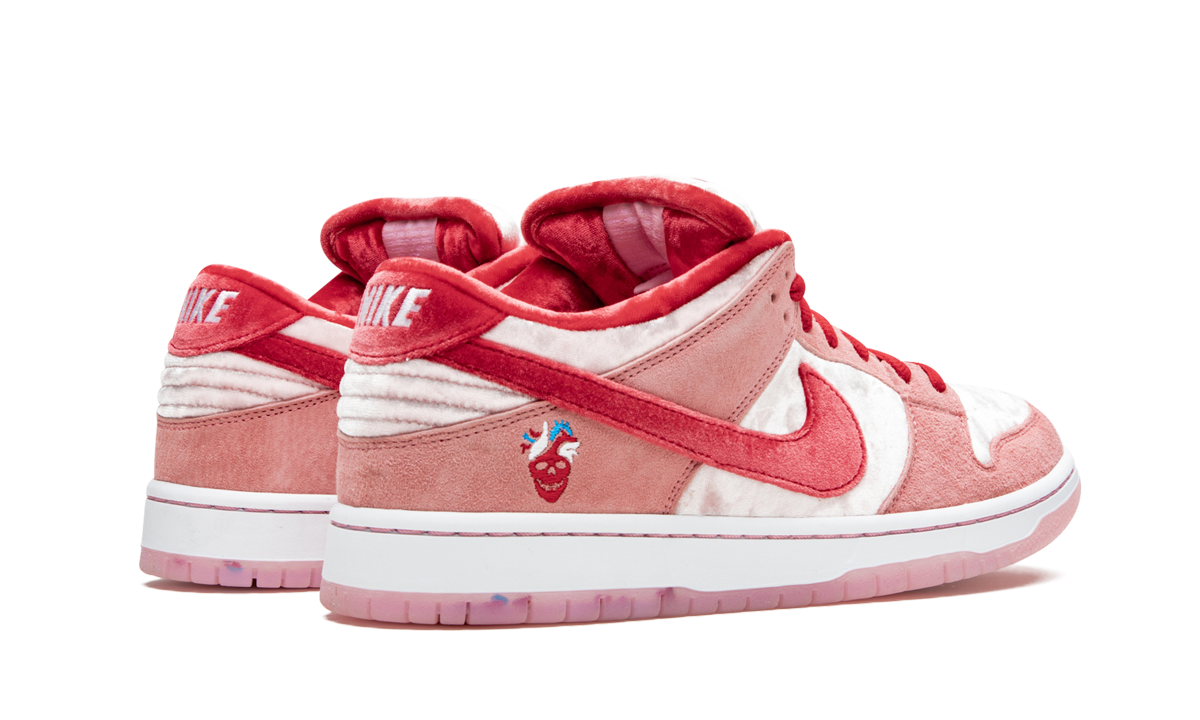 nike sb dunk low strangelove skateboards+CT2552-800+diagnol right behind view