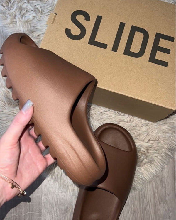 adidas Yeezy Slide Flax, Lifestyle View 4, SKU FZ5896