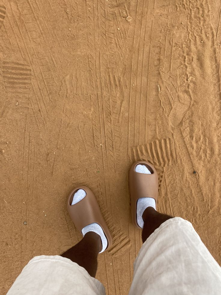 adidas Yeezy Slide Flax, Lifestyle View 2, SKU FZ5896