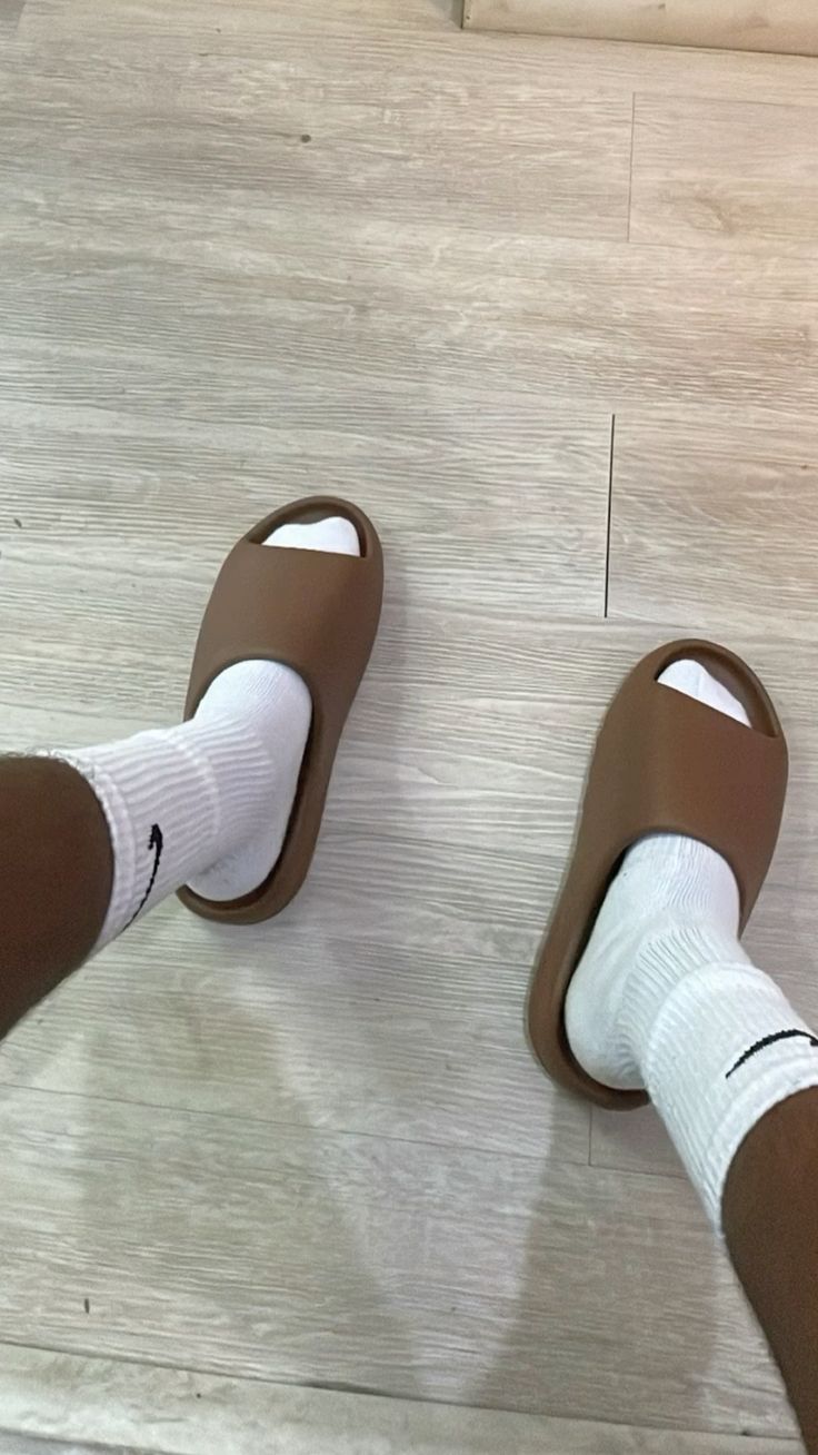 adidas Yeezy Slide Flax, Lifestyle View 3, SKU FZ5896
