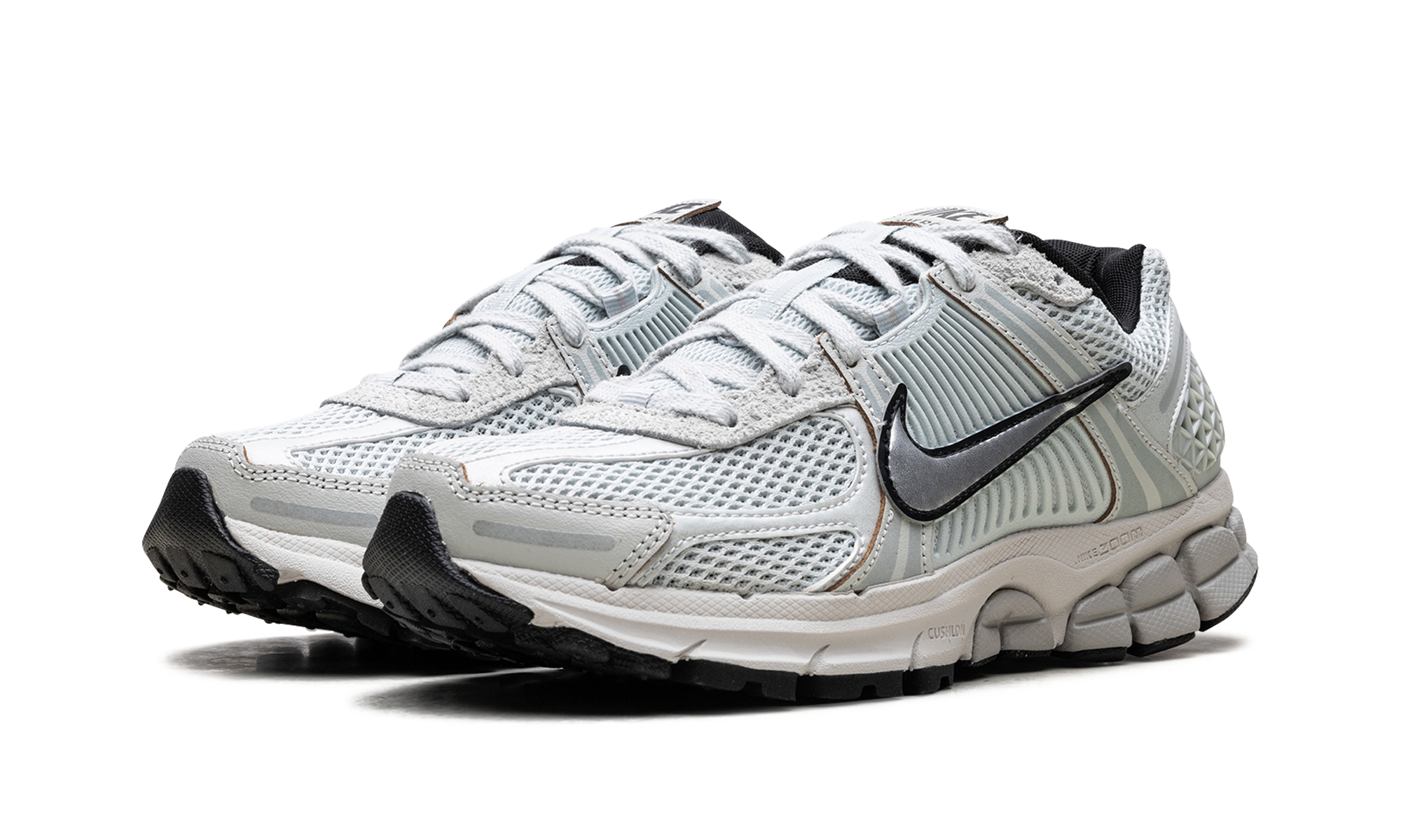 nike zoom vomero 5 light silver chrome women s+FN6742-001+diagnol left view