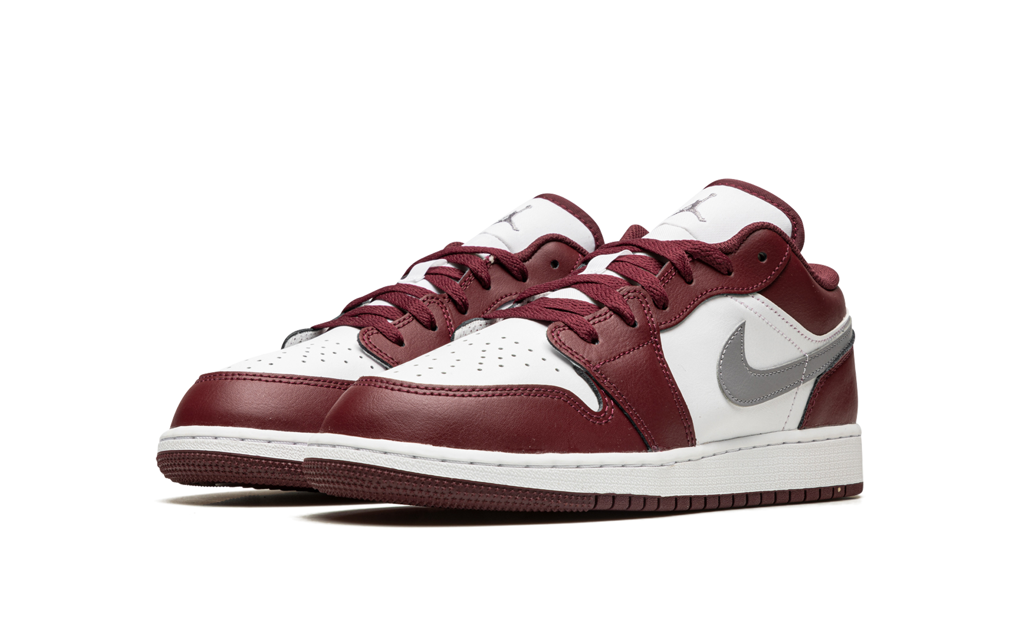jordan 1 low bordeaux gs+553560-615+diagnol left view