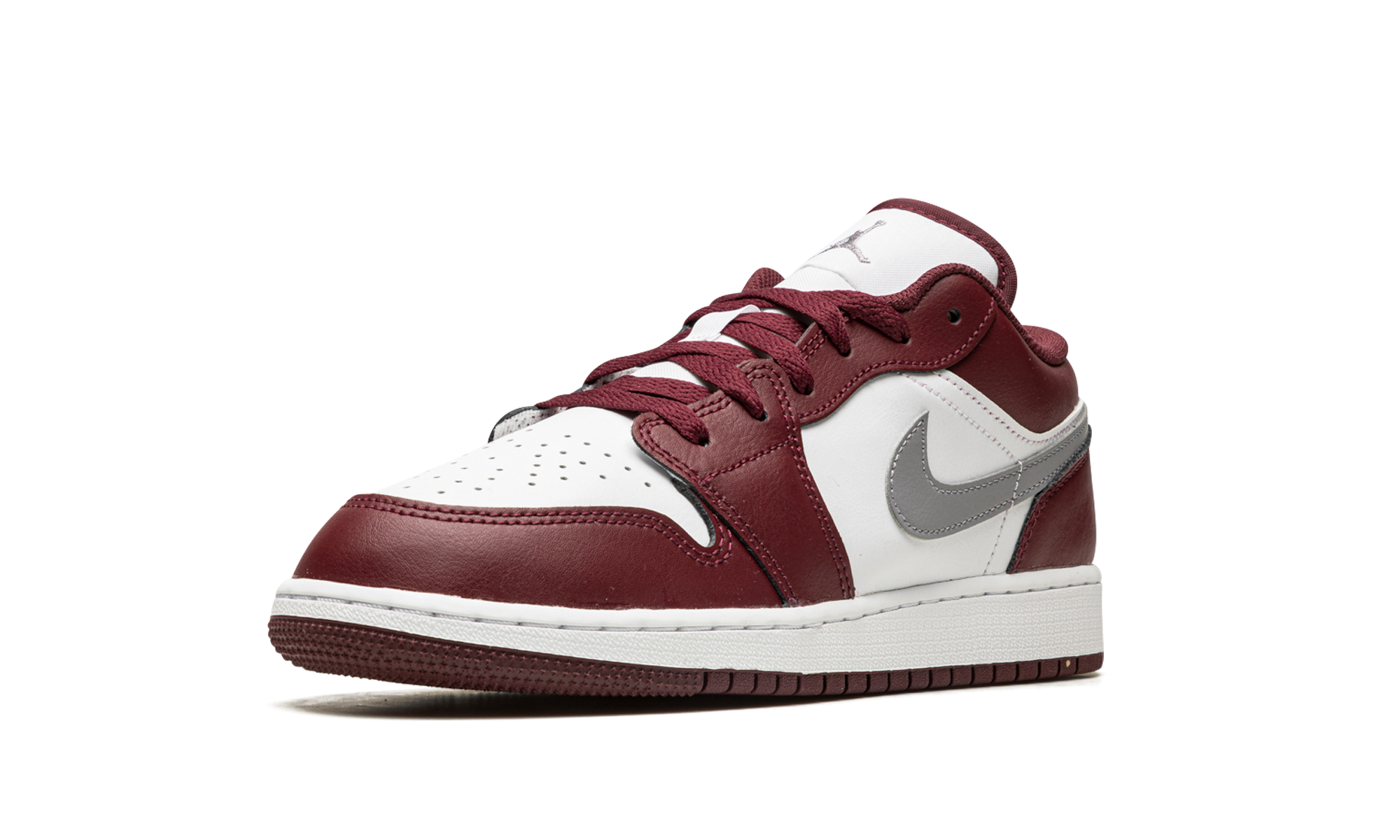 jordan 1 low bordeaux gs+553560-615+left diagnol single view