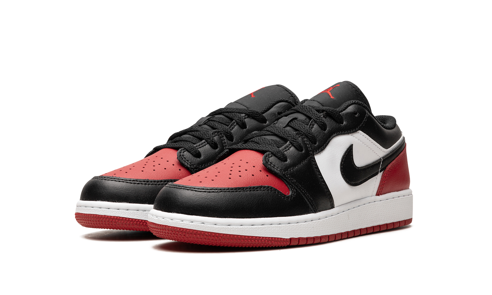 jordan 1 low bred toe 2 0 gs+553560-161+diagnol left view