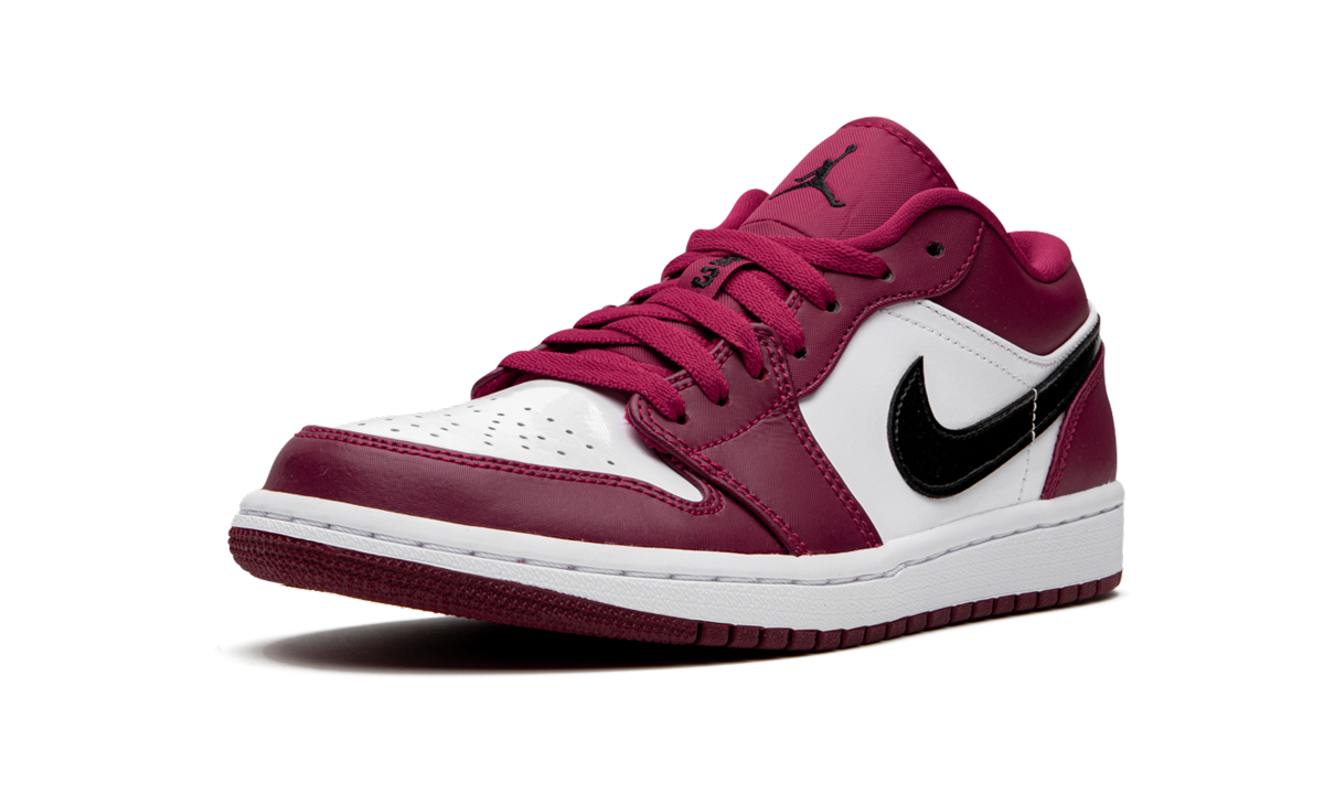 jordan 1 low noble red+553558-604+left diagnol single view