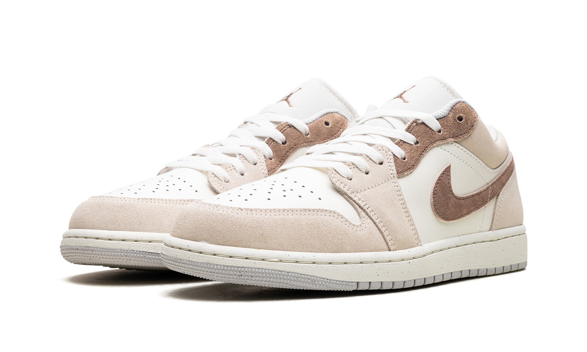 jordan 1 low se legend light brown+HF1567-200+diagnol left view