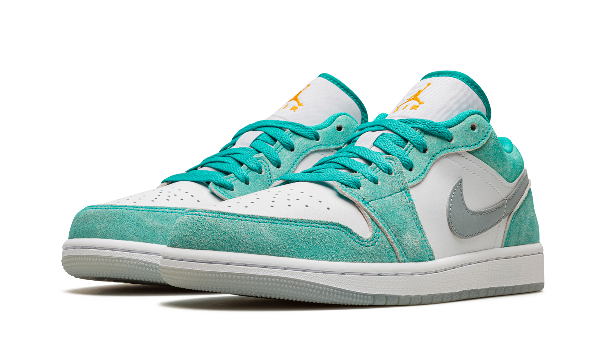 jordan 1 low se new emerald+DN3705-301+diagnol left view