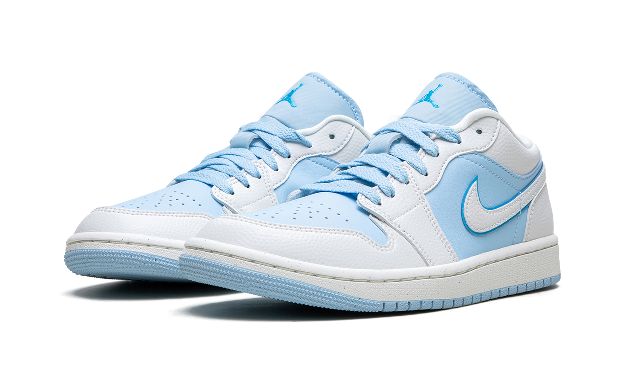 jordan 1 low se reverse ice blue women s+DV1299-104+diagnol left view