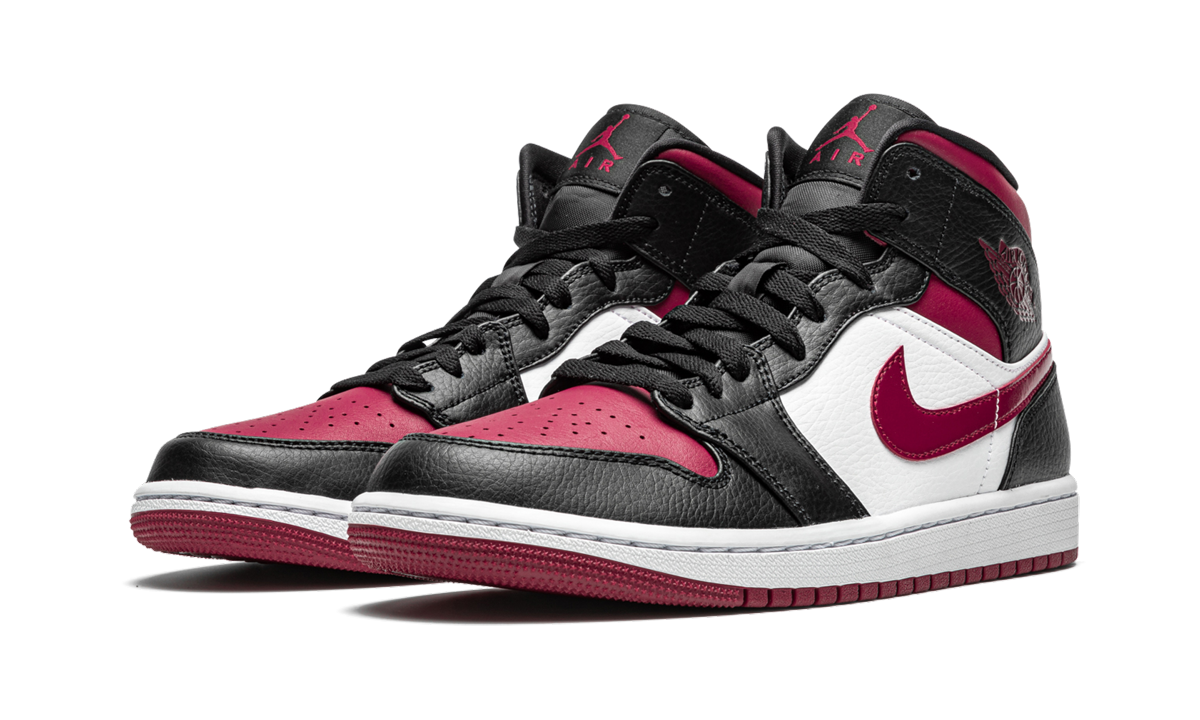 jordan 1 mid bred toe+554724-066+diagnol left view