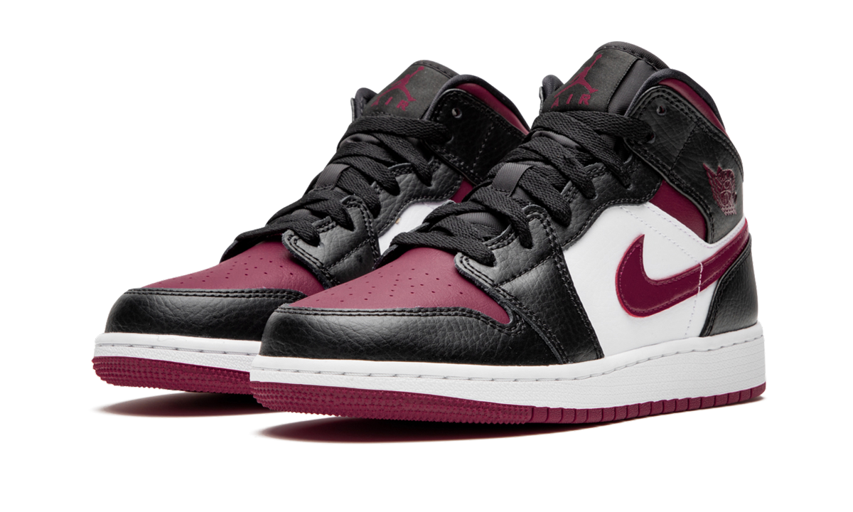 jordan 1 mid bred toe gs+554725-066+diagnol left view