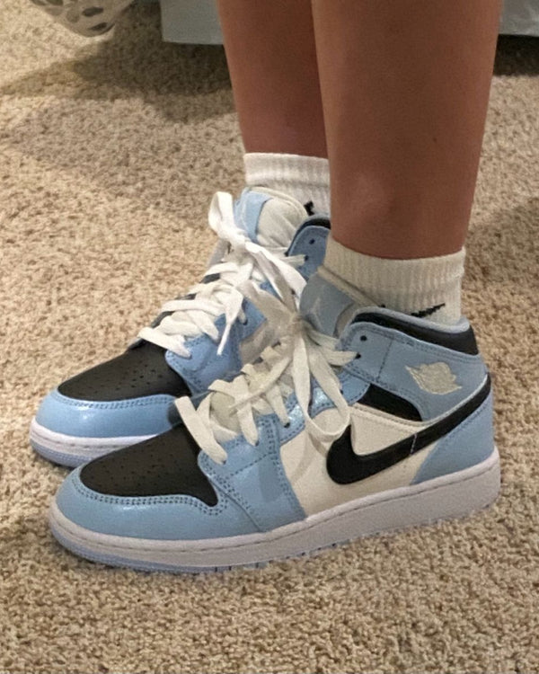 Jordan 1 Mid Ice Blue (2022) (GS), Lifestyle View 1, SKU 555112-401