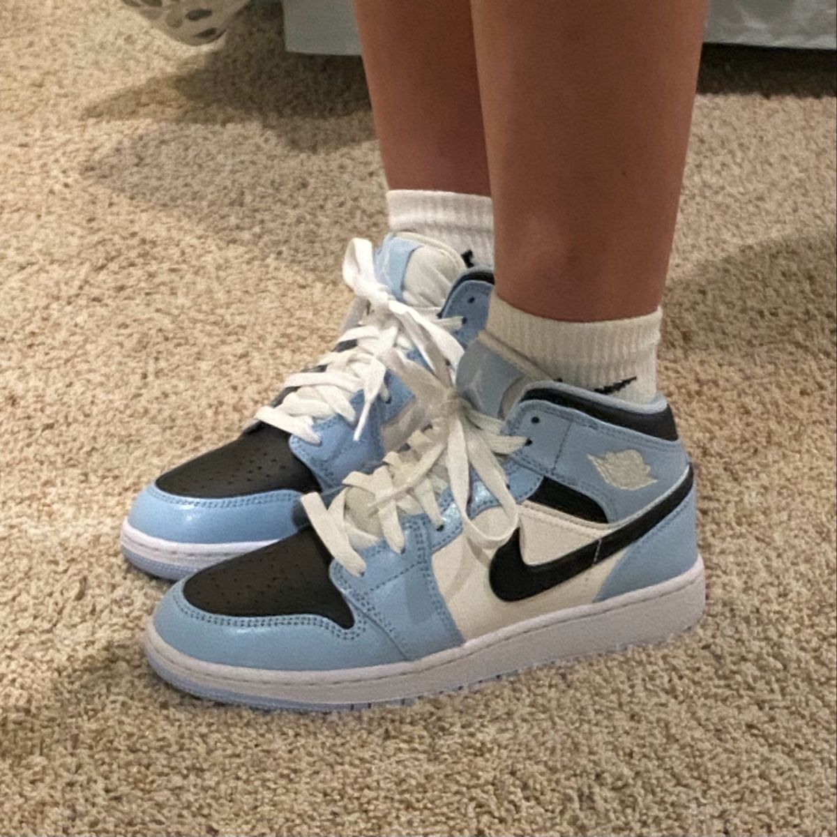 Jordan 1 Mid Ice Blue (2022) (GS), Lifestyle View 1, SKU 555112-401