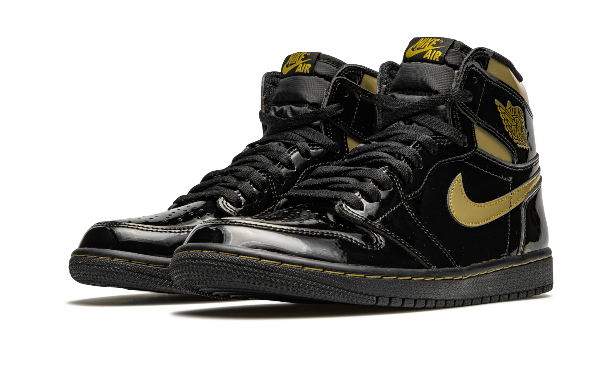 jordan 1 retro high black metallic gold 2020+555088-032+diagnol left view