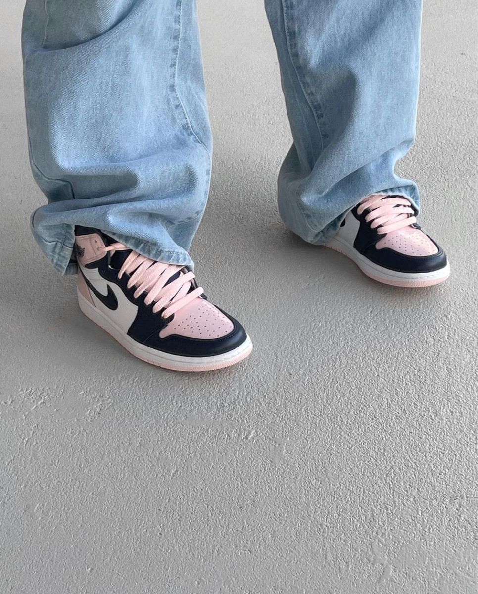 Jordan 1 Retro High OG Atmosphere (Women's), Lifestyle View 4, SKU DD9335-641