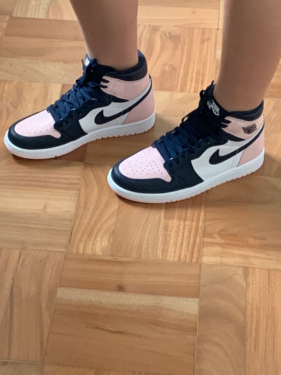 Jordan 1 Retro High OG Atmosphere (Women's), Lifestyle View 2, SKU DD9335-641