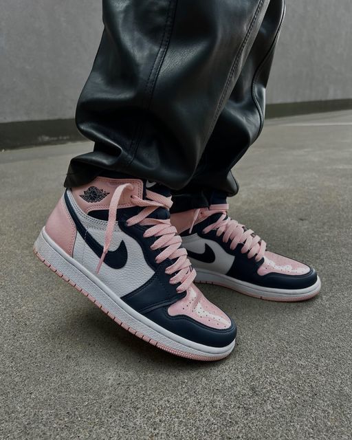 Jordan 1 Retro High OG Atmosphere (Women's), Lifestyle View 3, SKU DD9335-641
