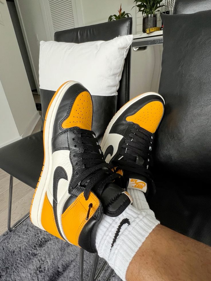 Jordan 1 Retro High OG Taxi, Lifestyle View 1, SKU 555088-711