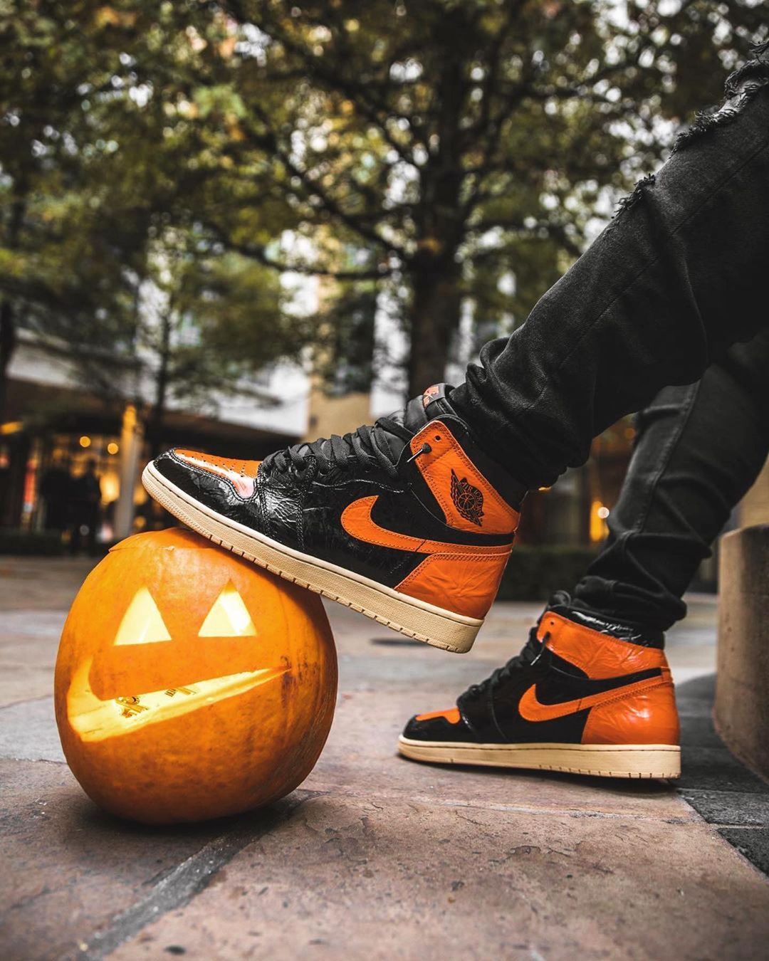 Jordan 1 Retro High Shattered Backboard 3.0, Lifestyle View 4, SKU 555088-028