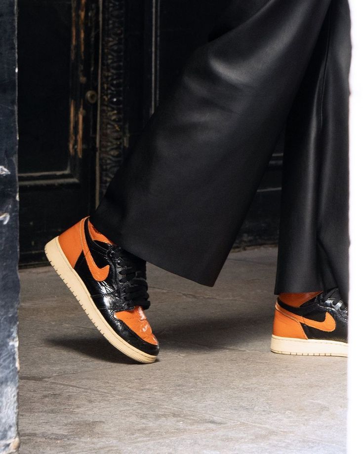 Jordan 1 Retro High Shattered Backboard 3.0, Lifestyle View 1, SKU 555088-028