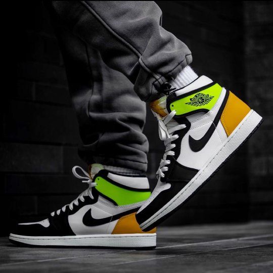 Jordan 1 Retro High White Black Volt University Gold, Lifestyle View 5, SKU 555088-118