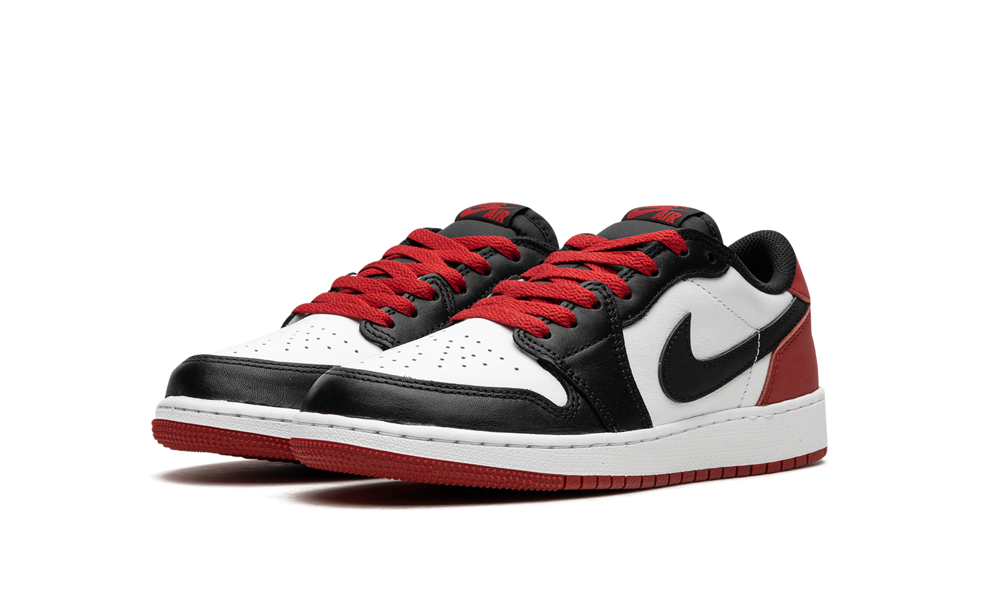 jordan 1 retro low og black toe 2023 gs+CZ0858-106+diagnol left view
