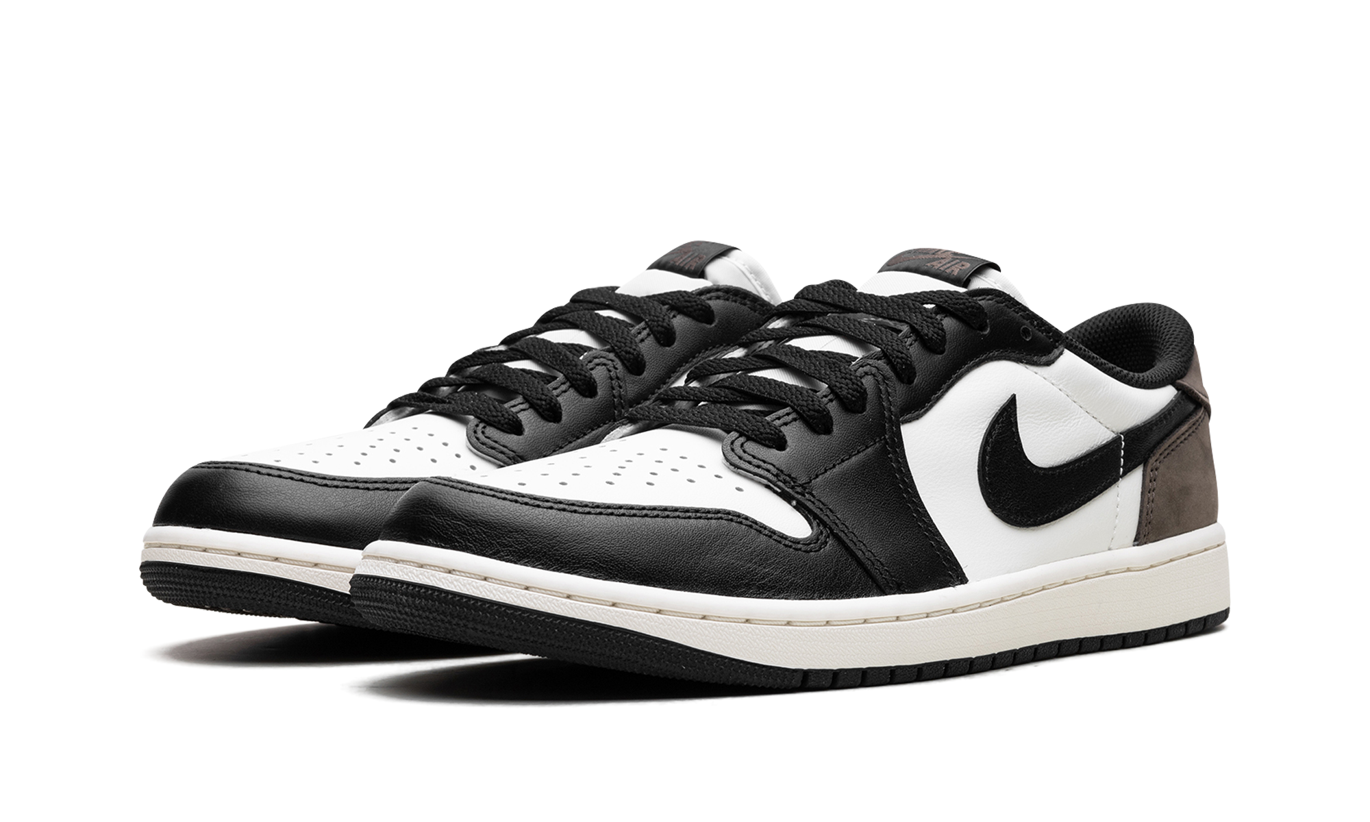 jordan 1 retro low og mocha+CZ0790-102+diagnol left view