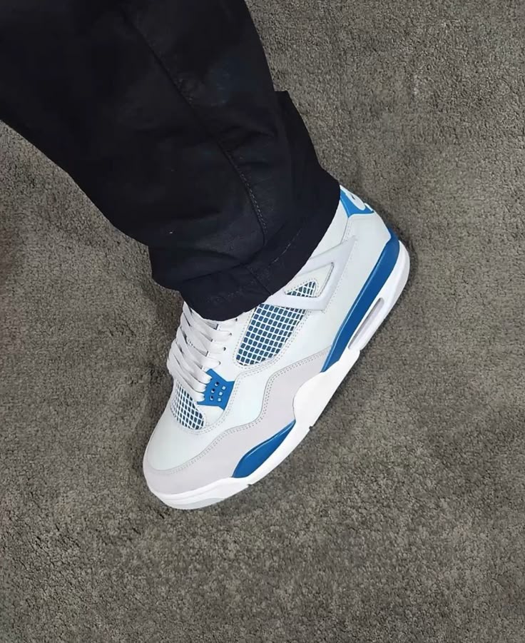 Jordan 4 Retro Military Blue (2024) (GS), Lifestyle View 1, SKU HF4281-141