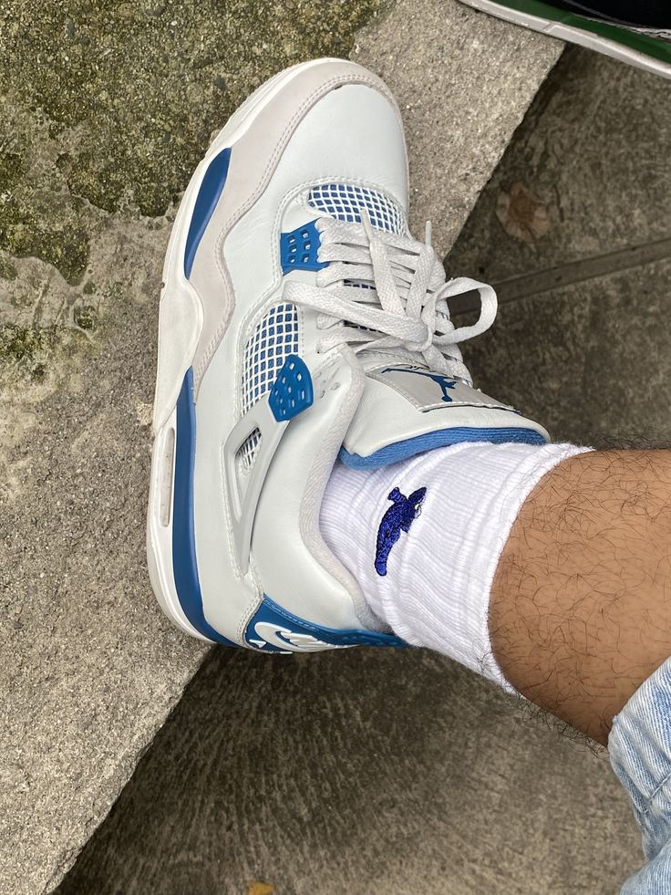 Jordan 4 Retro Military Blue (2024) (GS), Lifestyle View 2, SKU HF4281-141