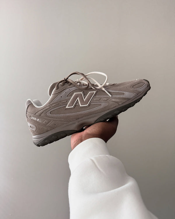 New Balance 204L Mushroom Arid Stone, Lifestyle View 1, SKU U204LMMA