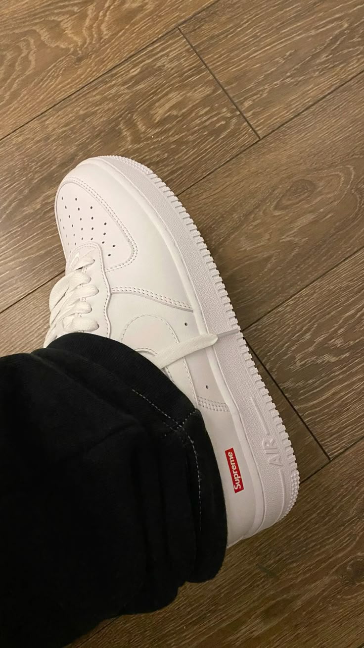 Nike Air Force 1 Low Supreme White, Lifestyle View 1, SKU CU9225-100