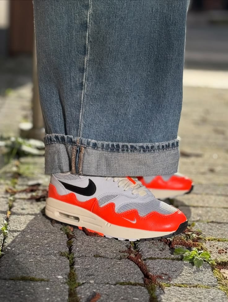 Nike Air Max 1 Patta Waves Hyper Crimson Pure Platinum, Lifestyle View 5, SKU II7055-800